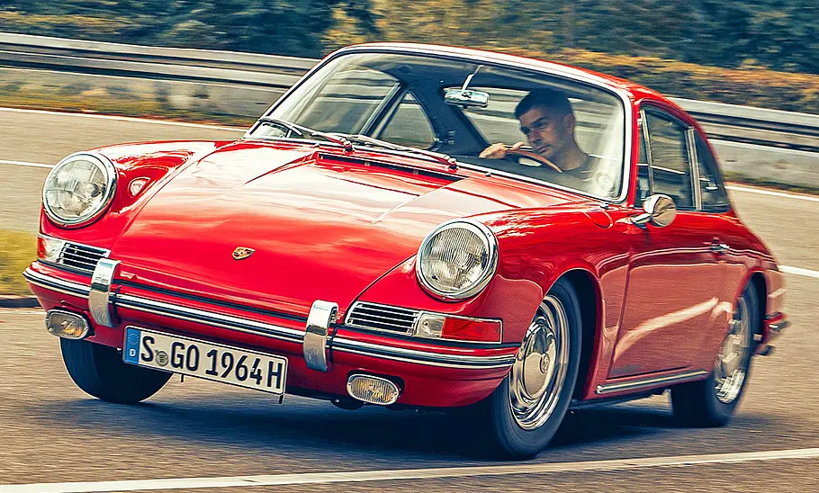 Der Porsche 901 fahrend von schräg vorne
