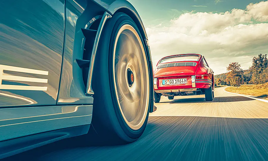 Der Porsche 911 S/T fährt dem Porsche 901 hinterher