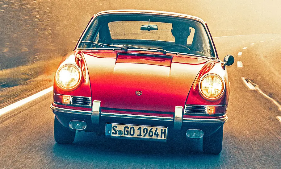 Der Porsche 901 fahrend von vorne