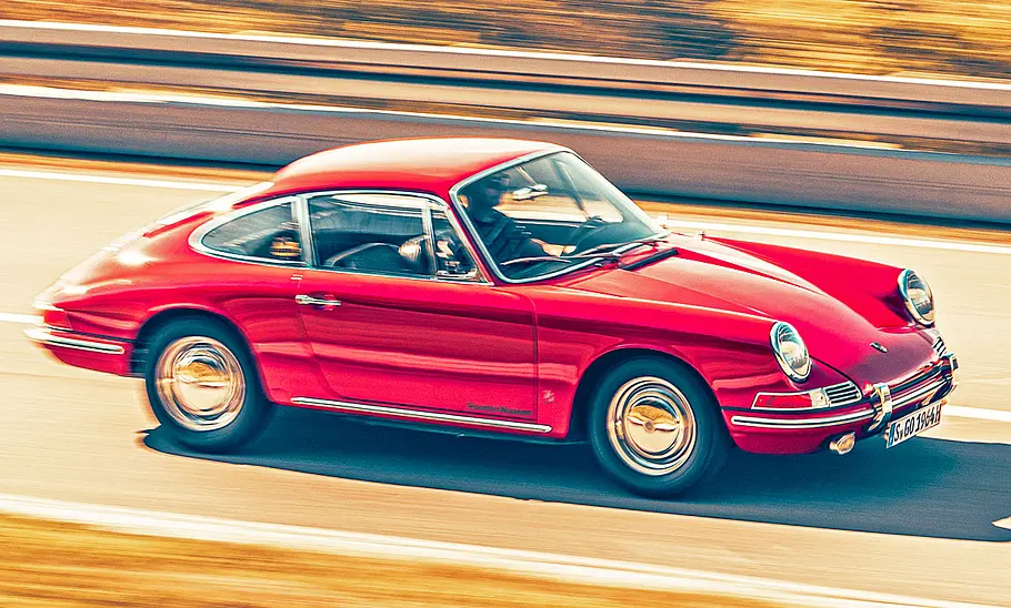 Der Porsche 901 fahrend seitlich