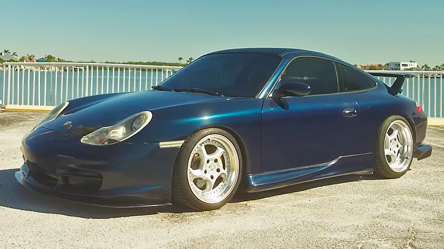Der Porsche 911 mit Honda-VTEC-Motor stehend von schräg vorne.