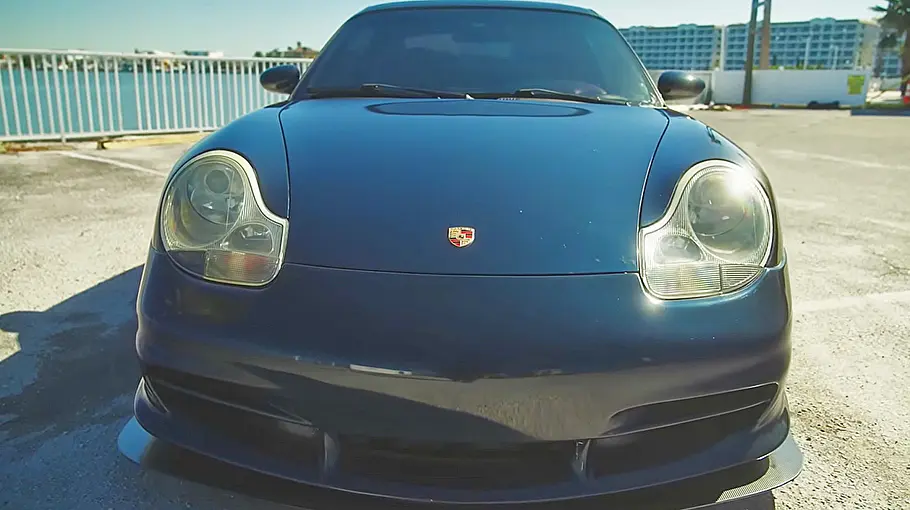 Der Porsche 911 mit Honda-VTEC-Motor stehend von vorne.