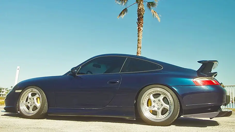 Der Porsche 911 mit Honda-VTEC-Motor stehend seitlich.