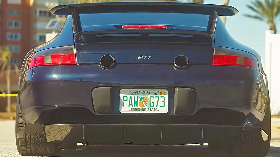 Der Porsche 911 mit Honda-VTEC-Motor stehend von hinten.