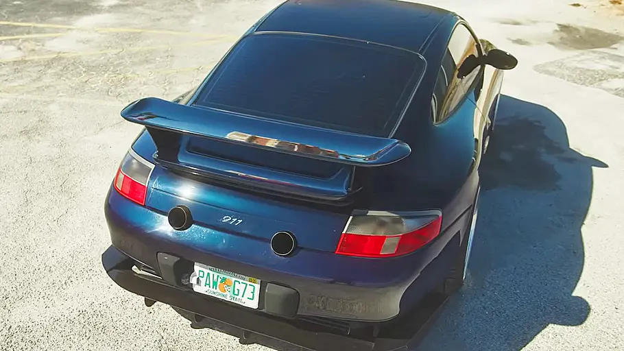 Der Porsche 911 mit Honda-VTEC-Motor stehend von schräg hinten.
