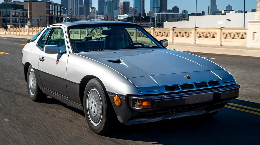 Der Porsche 924 Turbo fahrend von vorne.