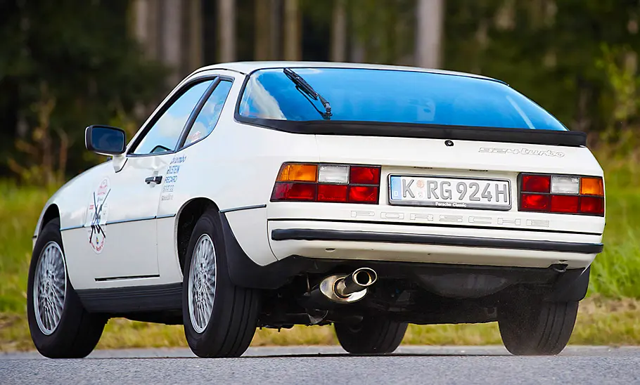 Der Porsche 924 Turbo fahrend von schräg hinten fotografiert.