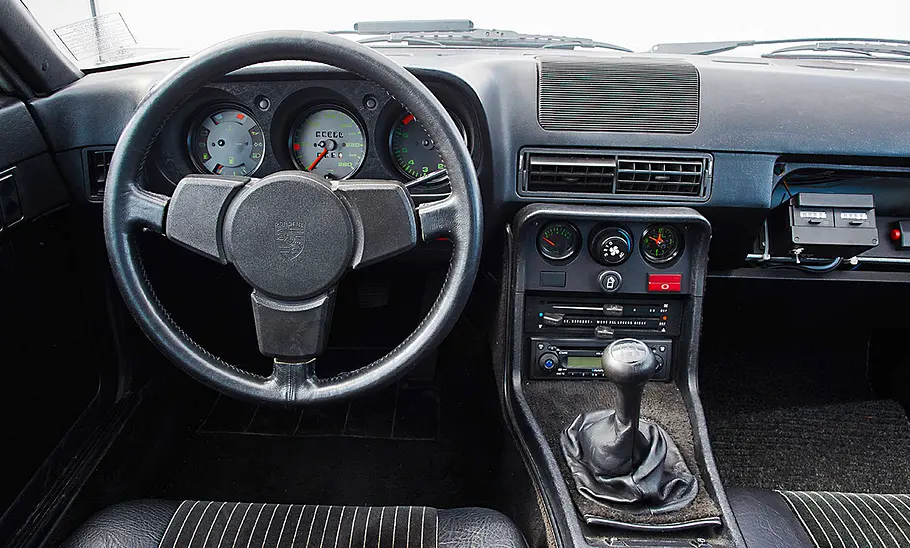 Das Cockpit des Porsche 924 Turbo.