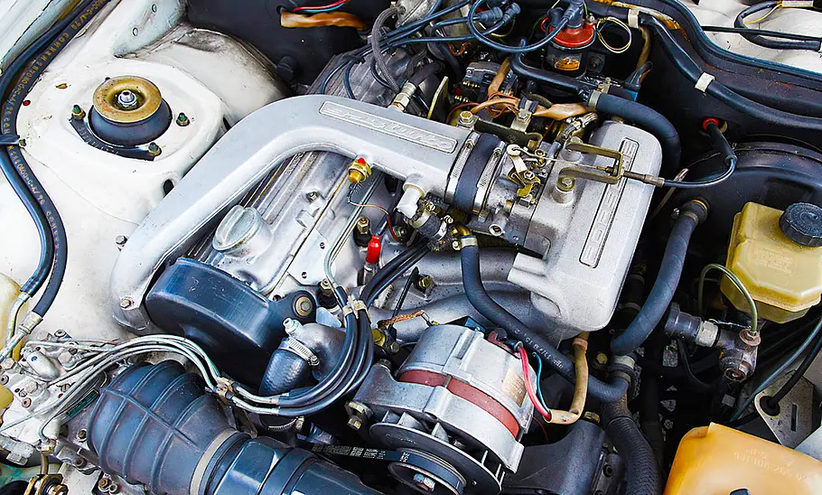 Der Motor des Porsche 924 Turbo.