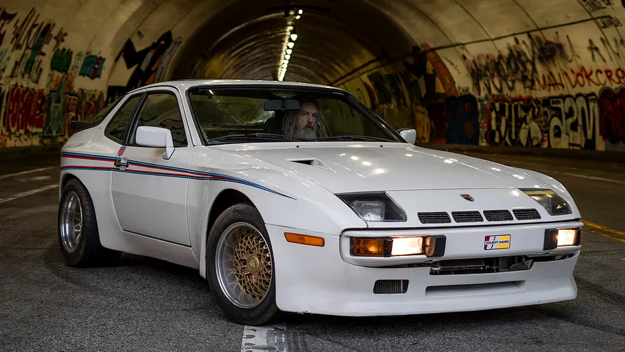 Der Porsche 924 Turbo Widebody stehend von vorne.