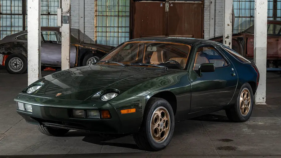 Der Porsche 928 stehend von vorne.