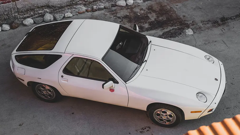 Der Porsche 928 stehend von oben.