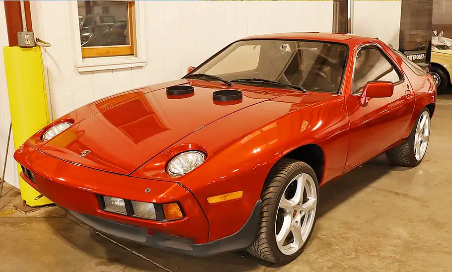 Blick von schräg vorne auf den Porsche 928 mit Boeing-Turbine.