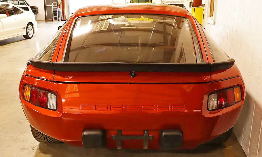 Der Porsche 928 mit Boeing-Turbine stehend von hinten.