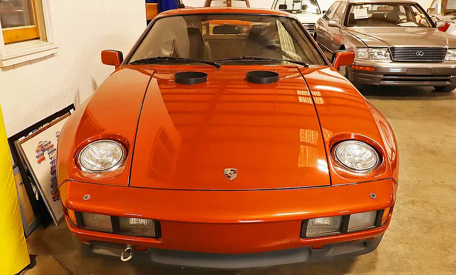 Der Porsche 928 mit Boeing-Turbine stehend von vorne.