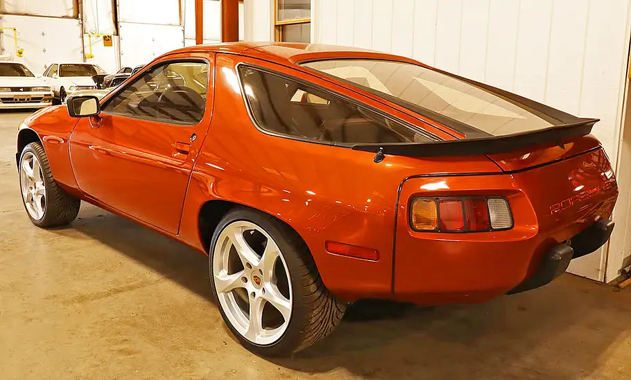 Der Porsche 928 mit Boeing-Turbine stehend von schräg hinten.