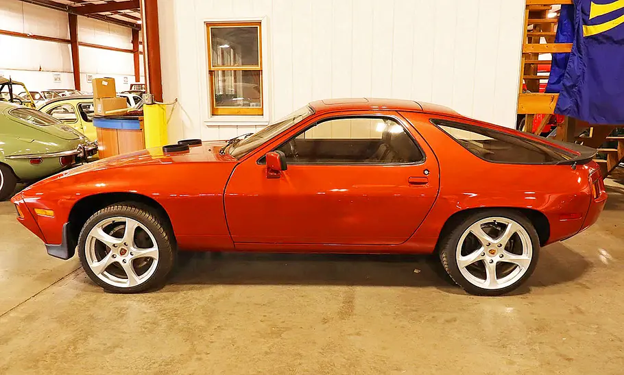 Der Porsche 928 mit Boeing-Turbine stehend seitlich.