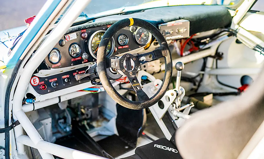 Porsche 935 Das Cockpit des Porsche 935 bei geöffneter Tür.