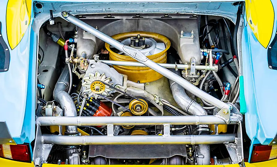 Porsche 935 Die offene Motorhaube zeigt den Motor des Porsche 935.