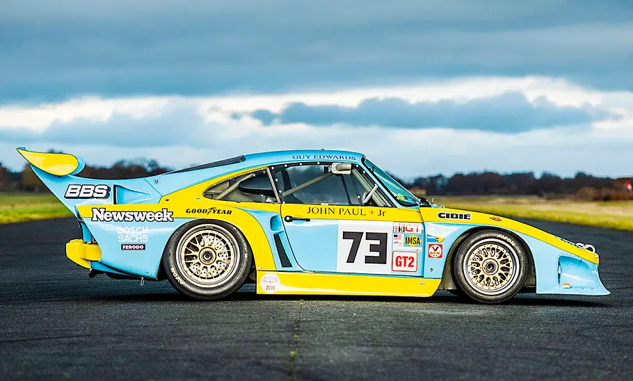 Der Porsche 935 stehend von der Seite fotografiert.