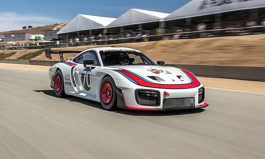 Blick von schräg vorne auf den fahrenden Porsche 935 Rennwagen aus 2018.