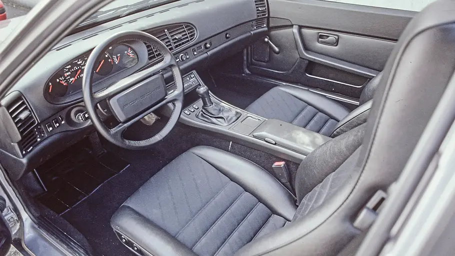 Der Innenraum des Porsche 944. 