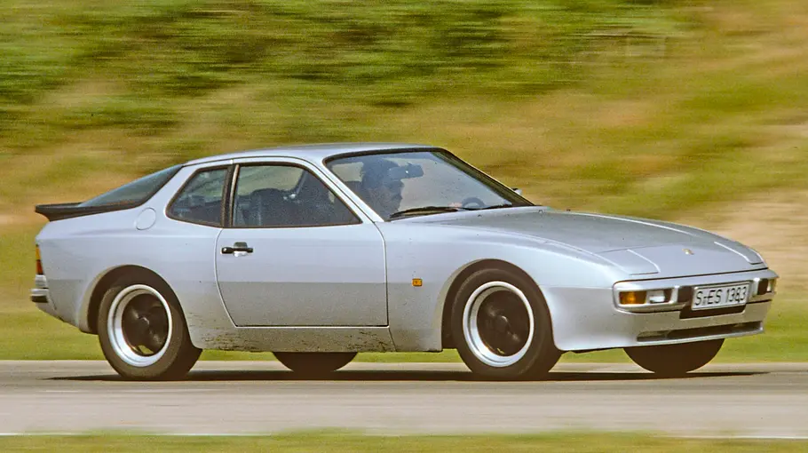 Porsche 944 fahrend von der Seite fotografiert. 