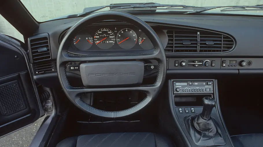 Das Cockpit des Porsche 944. 