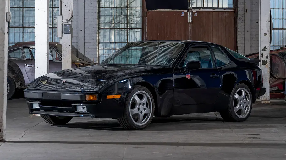 Der Porsche 944 stehend von vorne.