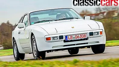 Blick von schräg vorne auf den fahrenden Porsche 944. - Foto: Hardy Mutschler
