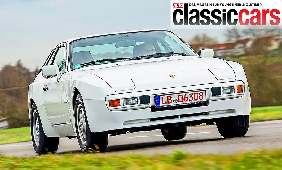 Porsche 944 Blick von schräg vorne auf den fahrenden Porsche 944.