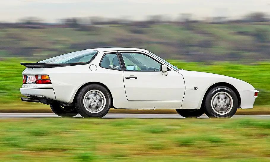 Porsche 944 Blick von der Seite auf den fahrenden Porsche 944.