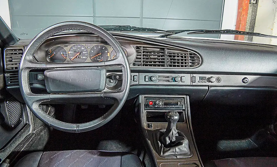 Porsche 944 Blick auf die Armaturen im Innenraum des Porsche 944.