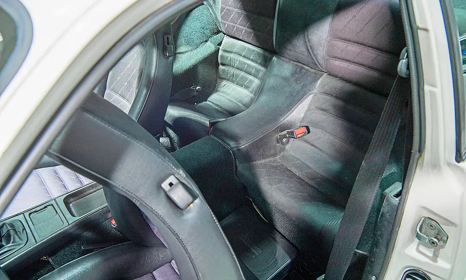 Porsche 944 Blick auf die Fondsitze im Innenraum des Porsche 944.