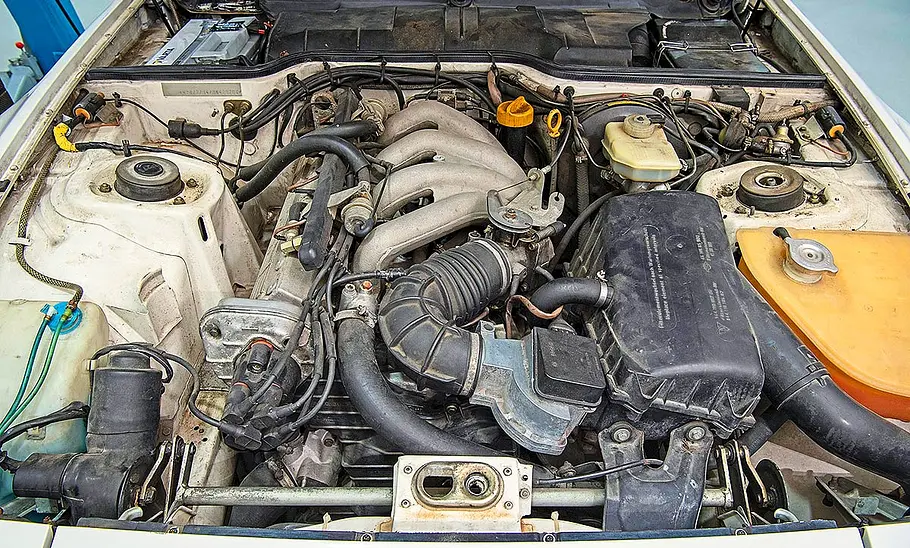 Porsche 944 Blick in den Motorraum des Porsche 944.