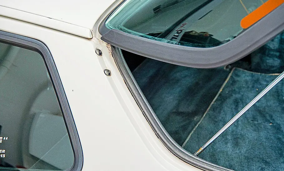 Porsche 944 Blick auf die Scheibenverklebung des Porsche 944.