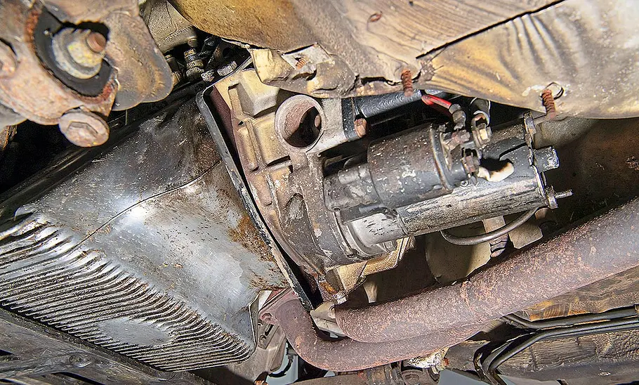 Porsche 944 Blick auf die hintere Ölwanne des Porsche 944.