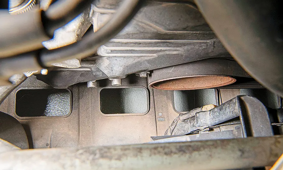 Porsche 944 Blick auf den Unterfahrschutz des Porsche 944.