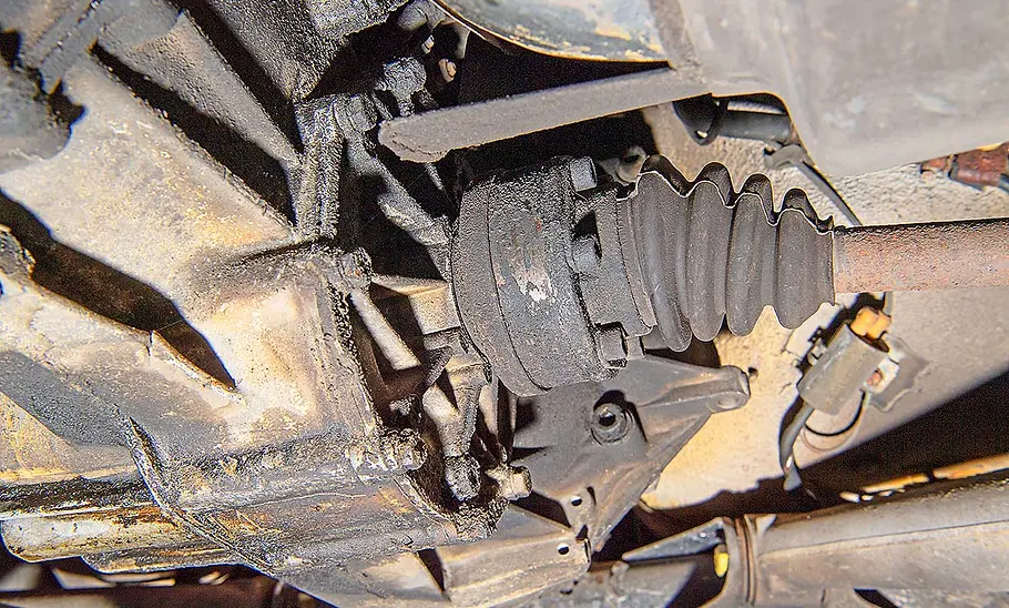 Porsche 944 Blick auf das Getriebe des Porsche 944.
