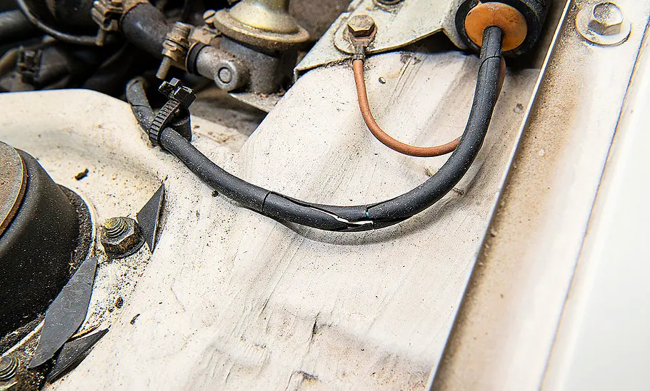 Porsche 944 Blick auf die Kabel des Porsche 944.