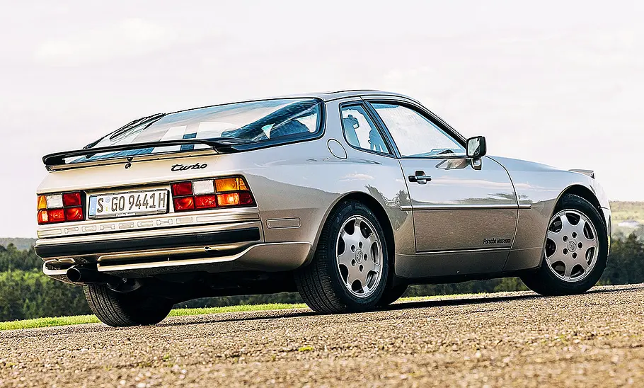 Porsche 944 Turbo Blick von schräg hinten auf den Porsche 944 Turbo.