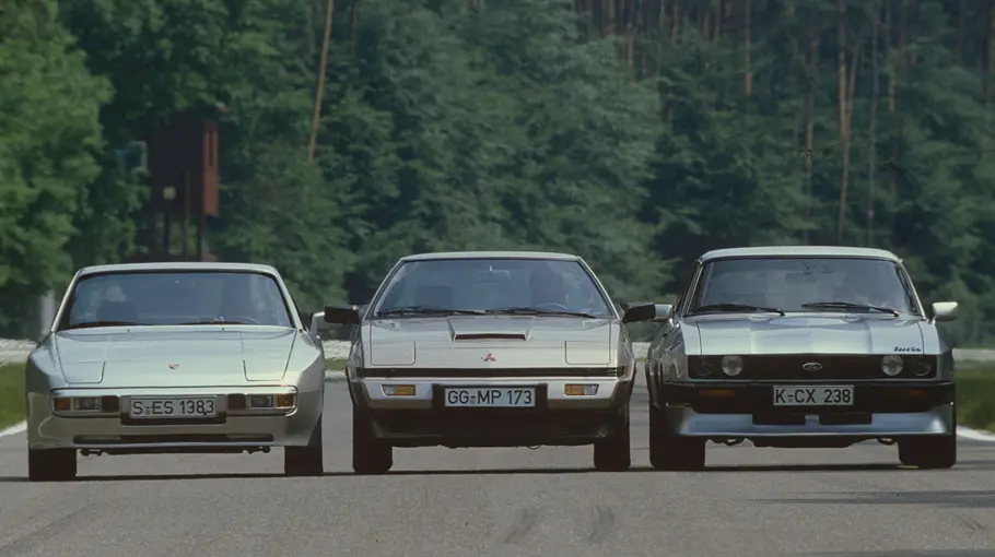Porsche 944/Mitsubishi Starion 2000 EX/Ford Capri Turbo statisch von vorne fotografiert. 