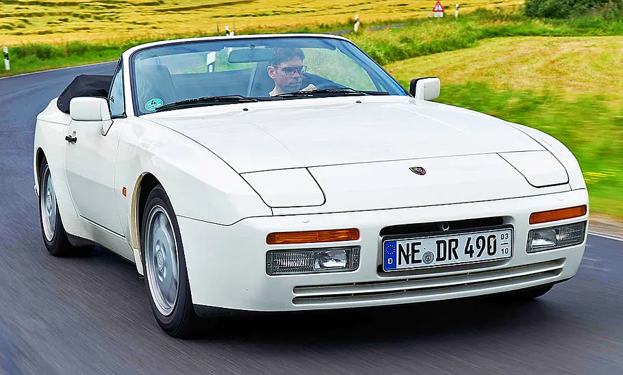 Das Porsche 944 S2 Cabrio fahrend von vorne.