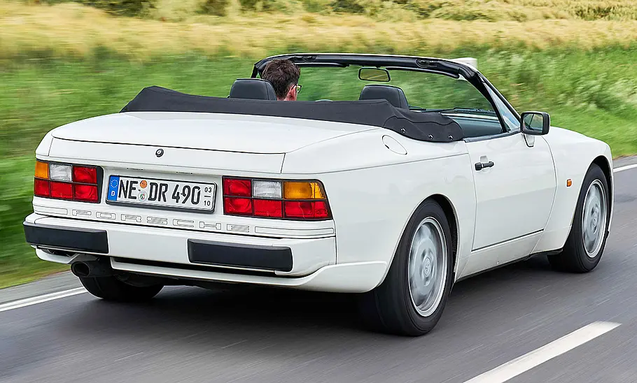 Das Porsche 944 S2 Cabrio fahrend von hinten.