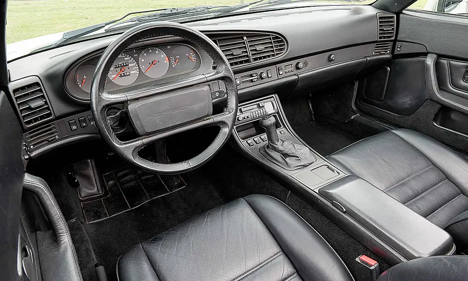 Das Cockpit des Porsche 944 S2 Cabrio.