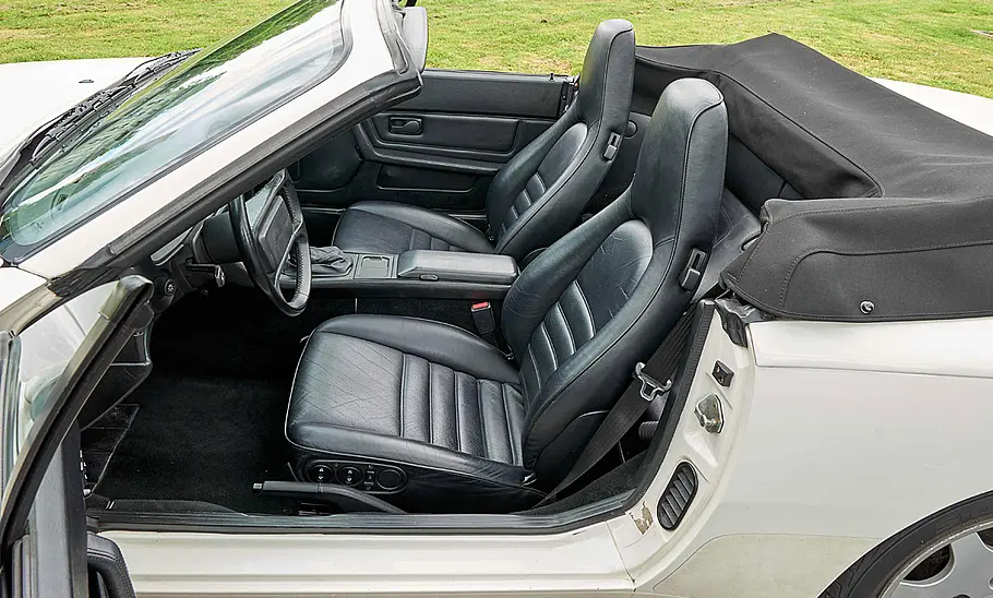 Die Sitze des Porsche 944 S2 Cabrio.