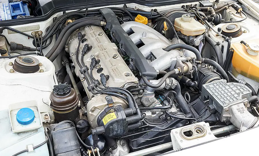 Der Motor des Porsche 944 S2 Cabrio.