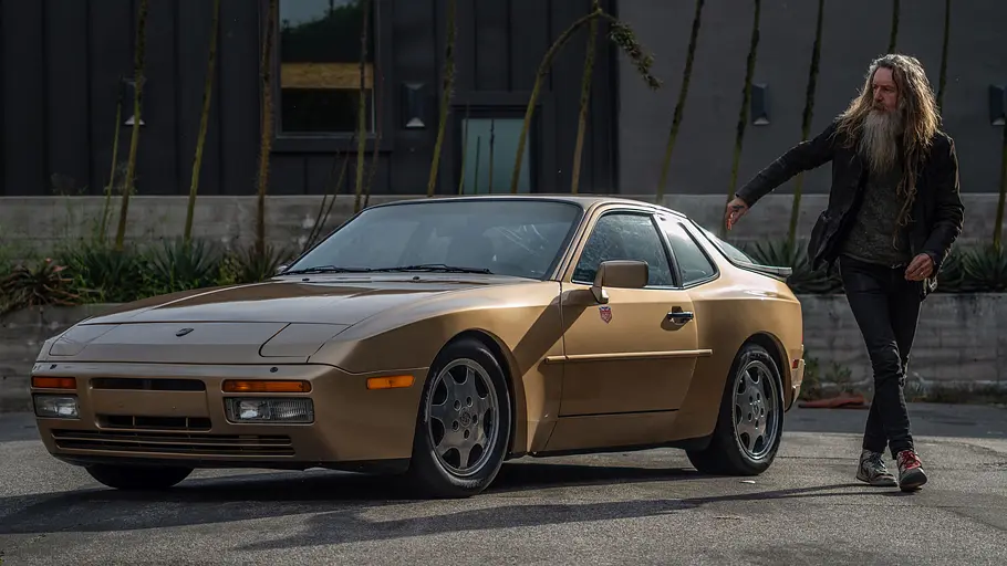 Magnus Walker neben dem Porsche 944 Turbo.