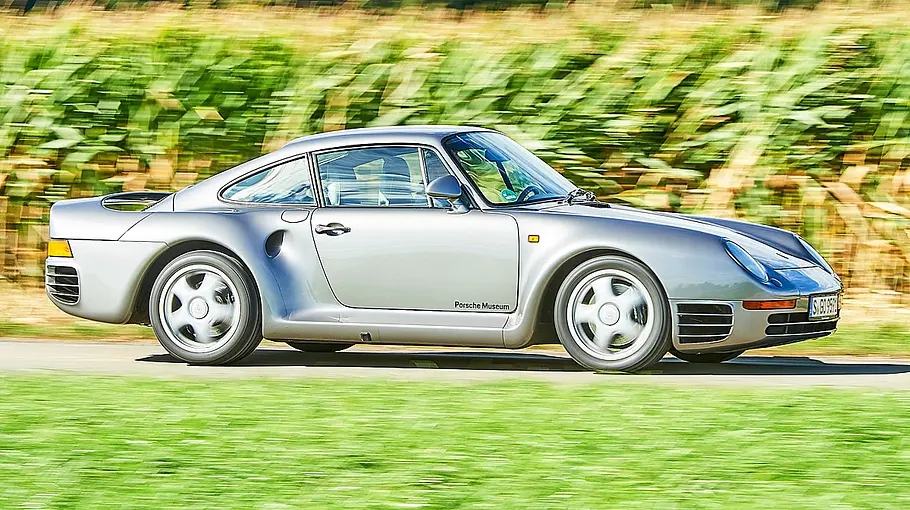 Porsche 959 Der Porsche 959 fahrend von der Seite fotografiert.