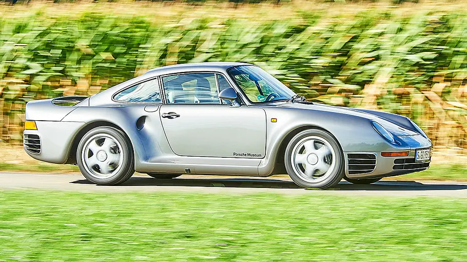 Porsche 959 Der Porsche 959 fahrend von der Seite fotografiert.